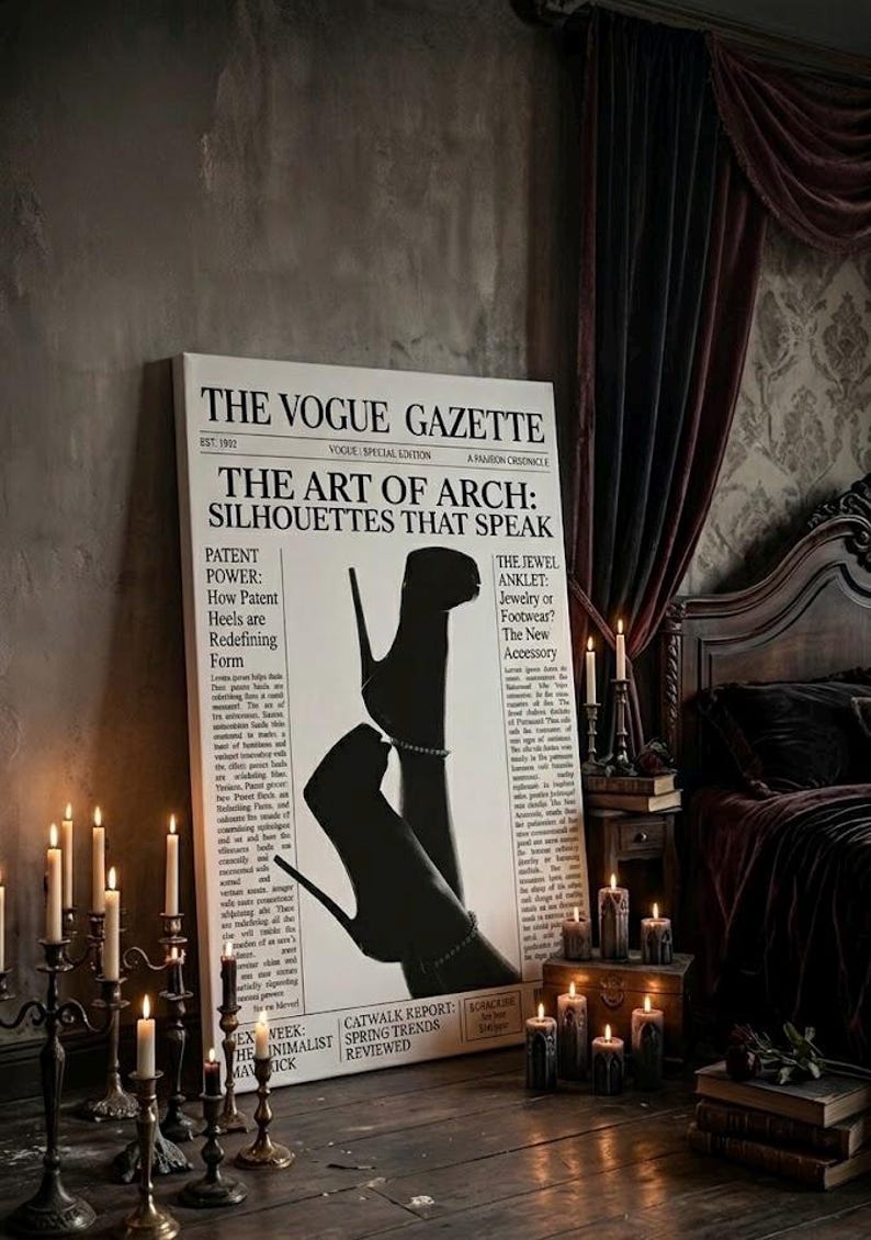 Peut inclure: Une grande toile imprim&eacute;e du journal "The Vogue Gazette" avec le titre "The Art of Arch: Silhouettes That Speak" repr&eacute;sentant une silhouette de talon aiguille noir. La pi&egrave;ce est d&eacute;cor&eacute;e de bougies et de rideaux en velours fonc&eacute;.