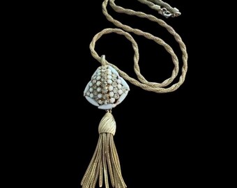 Impresionante collar con colgante de borlas estilo trifari de MCM con una hermosa cadena torcida