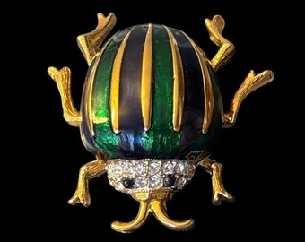 Broche de escarabajo con pavé de cristal bañado en oro de D’Orlan con esmalte verde y azul marino