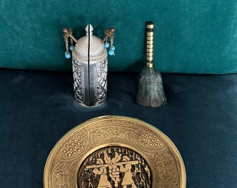 Mini rotolo di Sefer Torah da 5,5" con piccola piastra da parete in ottone di Gerusalemme e campana in ottone