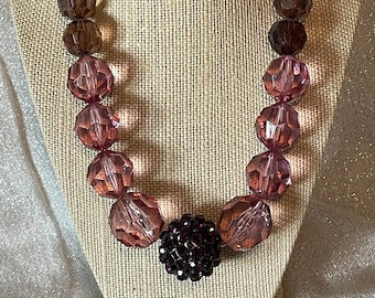 Wunderschöne Facettierte Tri-Color Lucite Perlen Halskette mit tief lila Strass Akzent Perle