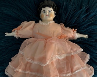 Bambola vintage da 16" con testa, mani e stivali in Cina. Nuovo corpo e vestiti in stoffa