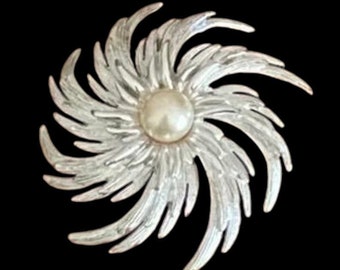 Grande spilla vintage firmata in argento con perla finta