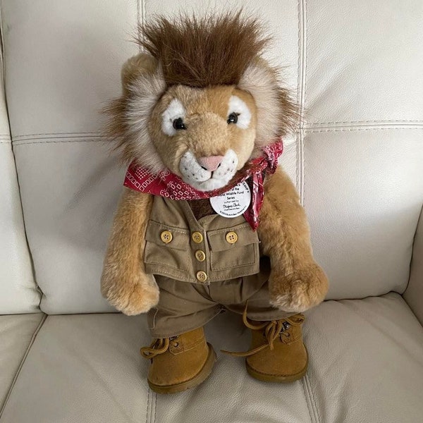 HTF RARE ! Construisez un ours World Wildlife Fund Lion de 40,6 cm en vêtements d'explorateur et bottes en cuir avec équipement de camping.