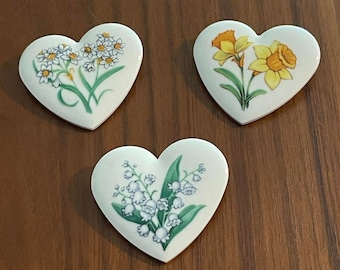 Tres broches vintage de corazón de Avon