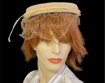 Beige Samt Vintage Brauer von New York Samt Hut mit Feder, Messingnieten und Perlen