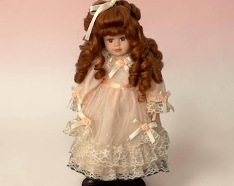 Bambola di porcellana dai capelli color rame, alta 33 cm