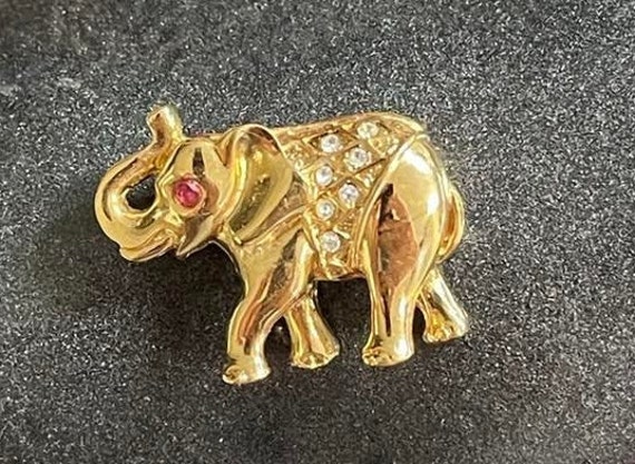 Small Vintage Elephant Brooch in Goldtone with Rh… - image 1