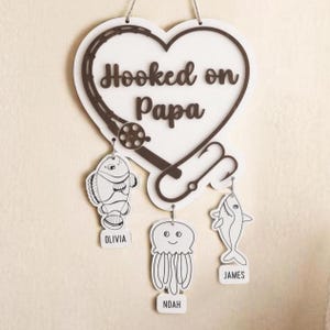 Hooked on Dad Sign – Personalized Wooden Wall Decor with Kids’ Names, Father’s Day Gift Y84