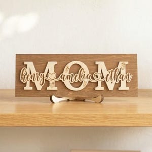 Letrero de madera personalizado con el nombre de mamá para la decoración del escritorio y estante familiar D64