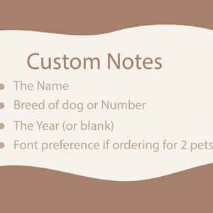 Może przedstawiać: Grafika z tekstem "Custom Notes" i punktami wypunktowania, kt&oacute;re wymieniają szczeg&oacute;ły potrzebne do zam&oacute;wienia niestandardowego: Imię, rasa psa lub numer, rok (lub puste) i preferencje czcionki przy zamawianiu dla 2 zwierząt. Tło jest jasnobeżowe z brązowym akcentem.