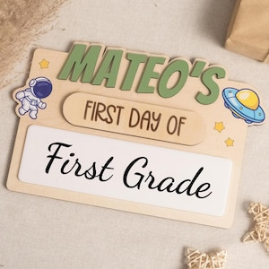Letrero personalizado para el primer día de clases, accesorio fotográfico con temática espacial, regalo reutilizable para la vuelta al cole Y90