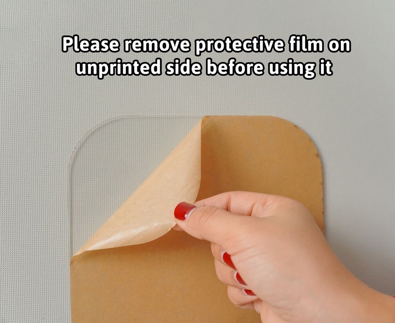 Puede incluir: Una l&aacute;mina acr&iacute;lica cuadrada y transparente con esquinas redondeadas. Una pel&iacute;cula protectora de color beige est&aacute; parcialmente despegada de la superficie. El texto Please remove protective film on unprinted side before using it aparece arriba.