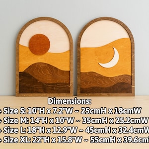 Pu&ograve; includere: Due opere d'arte da parete in legno con un design ad arco. Uno raffigura un sole, l'altro una luna crescente, entrambi su paesaggi a strati nei toni del marrone e dell'arancione. Le dimensioni sono fornite in centimetri.