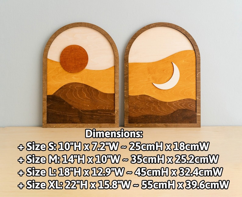 Pu&ograve; includere: Due opere d'arte da parete in legno con un design ad arco. Uno raffigura un sole, l'altro una luna crescente, entrambi su paesaggi a strati nei toni del marrone e dell'arancione. Le dimensioni sono fornite in centimetri.