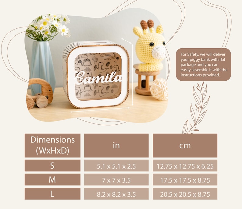 Puede incluir: Una hucha cuadrada de madera con un panel frontal transparente que muestra el nombre Camila en letra blanca sobre un fondo con estampado de dinosaurios. Una tabla indica las dimensiones en cm de 12,75 x 12,75 x 6,25 a 20,5 x 20,5 x 8,75 cm.