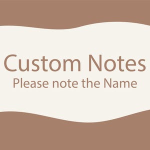 Puede incluir: Un gr&aacute;fico rectangular con un dise&ntilde;o ondulado que presenta un centro color crema claro y bordes marrones en la parte superior e inferior. El texto Custom Notes est&aacute; centrado en marr&oacute;n, seguido por Please note the Name en una fuente m&aacute;s peque&ntilde;a.