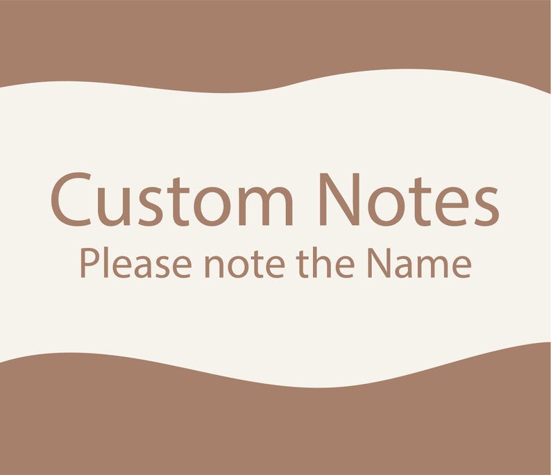 Puede incluir: Un gr&aacute;fico rectangular con un dise&ntilde;o ondulado que presenta un centro color crema claro y bordes marrones en la parte superior e inferior. El texto Custom Notes est&aacute; centrado en marr&oacute;n, seguido por Please note the Name en una fuente m&aacute;s peque&ntilde;a.