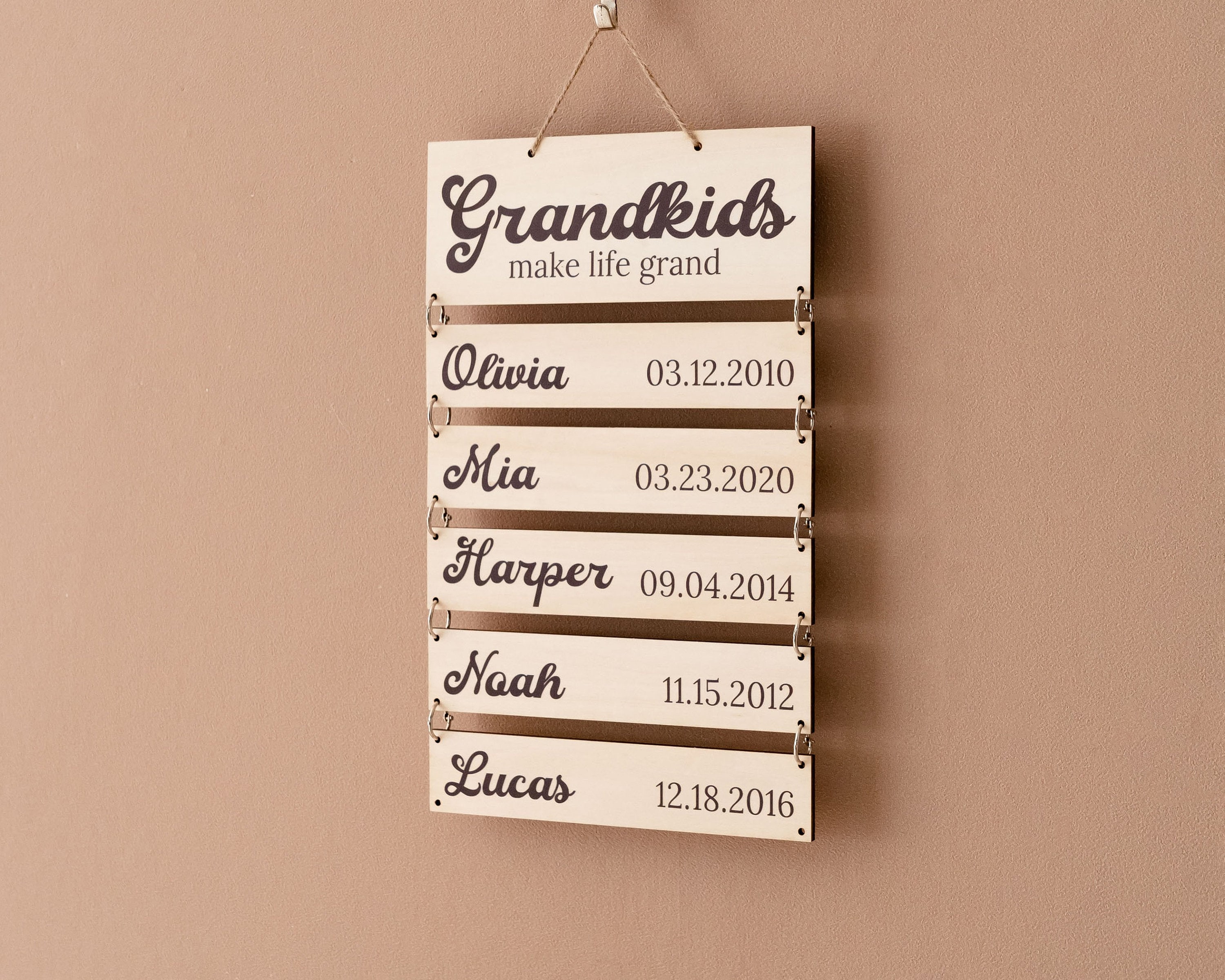 パーソナライズされたファミリーネームサイン、孫のサイン、ファミリーサイン、祖父母へのギフト、お母さんへのギフト、祖父母の銘板、孫の名前サイン E98  - Etsy 日本