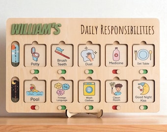 Puede incluir: Tabla de responsabilidades diarias de madera con el nombre "William's" en letras verdes. La tabla incluye ilustraciones para tareas como cepillarse los dientes, poner la mesa y lavar la ropa. Las palabras "Daily Responsibilities" están impresas en la parte superior.