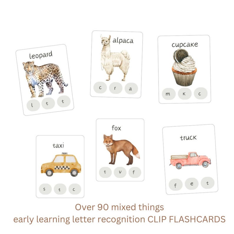 Pu&ograve; includere: Set di sei flashcard colorate con illustrazioni di un alpaca, un leopardo, un cupcake, una volpe, un taxi e un camion. Ogni carta ha il nome dell'oggetto stampato in alto e tre lettere stampate in basso, una delle quali &egrave; la prima lettera del nome dell'oggetto.