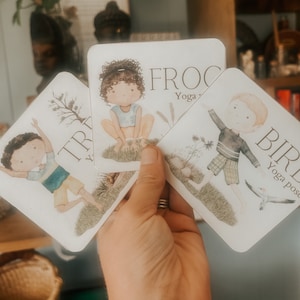 K&ouml;nnte beinhalten: Drei illustrierte Karten mit Kindern, die Yoga-Posen einnehmen. Die Karten sind mit "Tree Yoga Pose", "Frog Yoga Pose" und "Bird Yoga Pose" beschriftet.
