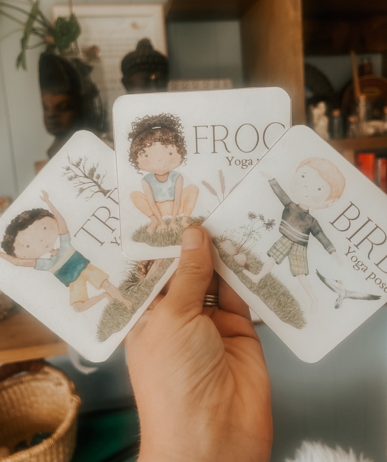 K&ouml;nnte beinhalten: Drei illustrierte Karten mit Kindern, die Yoga-Posen einnehmen. Die Karten sind mit "Tree Yoga Pose", "Frog Yoga Pose" und "Bird Yoga Pose" beschriftet.