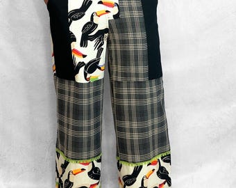 Pantalones estilo boho con estampado de retazos y tucanes.
