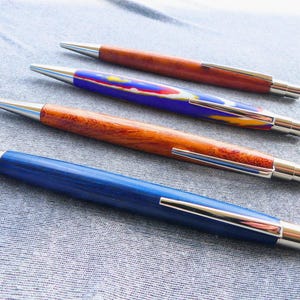 Elegante balpen van hout en andere materialen | Hoogwaardig schrijfgerei als cadeau | stille klik balpen | Varianten