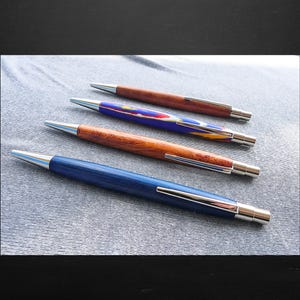 Edler Kugelschreiber aus Holz und anderen Materialien | Hochwertiges Schreibgerät als Geschenk | leiser Klickkugelschreiber | Varianten
