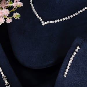 ミニマリストVシェイプジルコンテニスジュエリーセット – 18Kゴールドまたはシルバー仕上げ – デミファインギフト