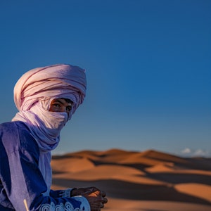 Impresión digital Nómada en las dunas Fotografía de Marruecos Decoración de pared Descarga digital Arte de paisaje Imprimible Póster Art Decó de pared