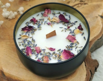 Bougie en cire de soja naturelle avec fleurs et herbes séchées