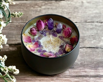 Kristallkerze mit Amethyst - Duftkerze mit Trockenblumen und Edelsteinen in der Dose