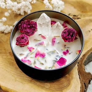 Scented candle with dried flowers and gemstones in a tin