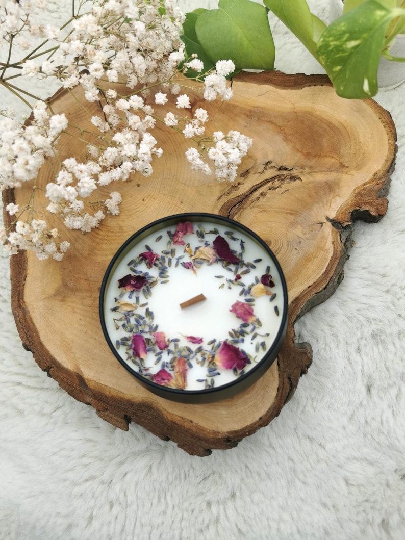 Natürliche Sojawachskerze mit getrockneten Blüten und Kräutern Bild 2