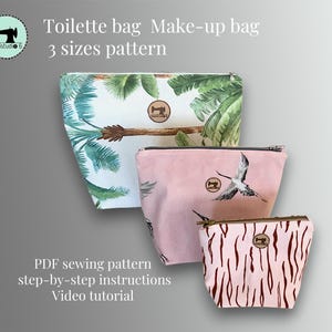Op de afbeelding: Drie toilettassen in verschillende maten. De grootste tas is wit met een tropische bladerenprint. De middelste tas is roze met een witte vogelprint. De kleinste tas is roze met een bruine zebrastrepenprint. Alle tassen zijn voorzien van een rits en hebben een naai-patroonlogo. De tekst "Toilette bag Make-up bag 3 sizes pattern" staat bovenaan de afbeelding. De tekst "PDF sewing pattern step-by-step instructions Video tutorial" staat onderaan de afbeelding.