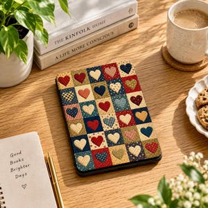 Könnte beinhalten: Eine rechteckige E-Reader-Hülle mit einem Patchwork-Steppmuster aus verschiedenen Quadraten. Jedes Quadrat enthält eine Herzform in verschiedenen Farben und Stofftexturen, darunter florale oder karierte Muster in Rot, Blau, Gelb und Grün.