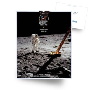 Può includere: Una fotografia in bianco e nero di un astronauta in piedi sulla superficie della luna. L'astronauta indossa una tuta spaziale bianca e si trova accanto a un modulo lunare. L'immagine è intitolata "Apollo 11 Flown in Space" e include il testo "Command Module Kapton Foil 16 July 1969 - 24 July 1969 Neil Armstrong, OMP Michael Collins, LMP Buzz Aldrin".