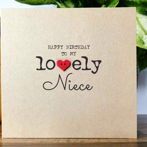 Puede incluir: Una tarjeta marr&oacute;n con el texto "Happy Birthday to my lovely Niece" con un bot&oacute;n de coraz&oacute;n rojo en el medio de la palabra "lovely".