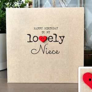 Puede incluir: Tarjeta de cumplea&ntilde;os para mi querida sobrina con un bot&oacute;n de coraz&oacute;n rojo.