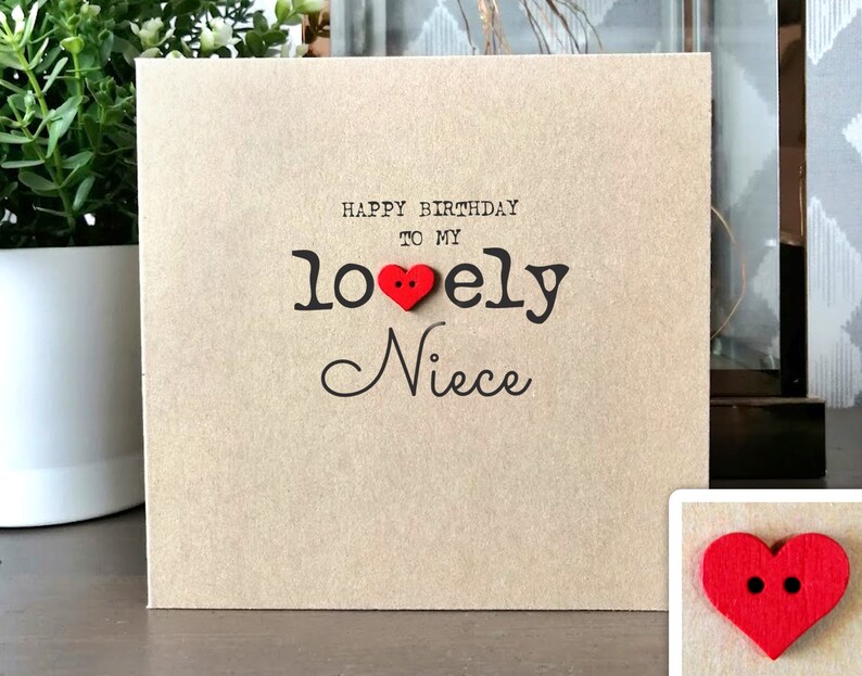 Puede incluir: Tarjeta de cumplea&ntilde;os para mi querida sobrina con un bot&oacute;n de coraz&oacute;n rojo.
