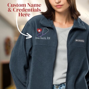 Chaqueta de enfermera bordada personalizada, suave forro polar, monograma con cremallera completa, marca COLUMBIA, excelente regalo para cumpleaños, graduación o semana de la enfermera