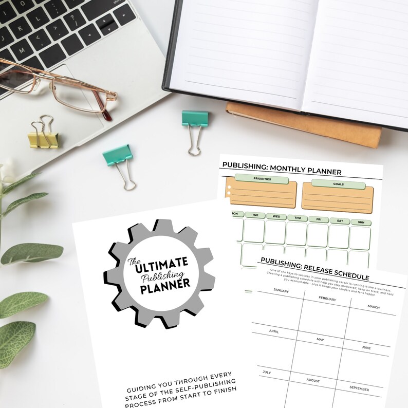 Puede incluir: Una ilustraci&oacute;n en blanco y negro de un engranaje con el texto "The Ultimate Publishing Planner" en su interior. El texto "Guiding you through every stage of the self-publishing process from start to finish" est&aacute; debajo del engranaje. Hay dos tablas debajo del engranaje, una titulada "Publishing: Monthly Planner" y la otra titulada "Publishing: Release Schedule".