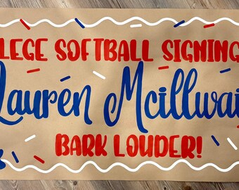 Op de afbeelding: Bruine banner met rode en blauwe tekst: "COLLEGE SOFTBALL SIGNING DAY" en "Lauren Mcilwain BARK LOUDER!". Een bulldog-logo staat rechtsonder en een Louisiana-omtrek links onder.
