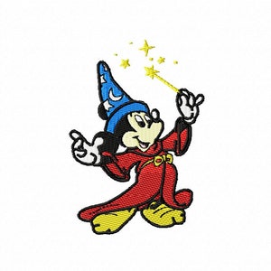 Puede incluir: Mickey Mouse vestido de mago con un sombrero azul y una túnica roja, sosteniendo una varita mágica y haciendo magia con estrellas que aparecen a su alrededor.