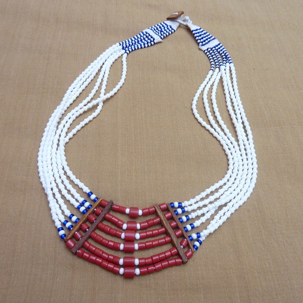 Grand collier ethnique à plastron, blanc, rouge corail et bleu, fait de petites perles et de bois - pièce unique qui donne une grande allure