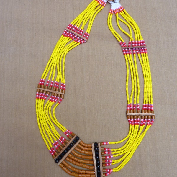 Eclatant collier ethnique à plastron, jaune rouge rose et beige, fait de petites perles et de bois - pièce unique à la folle allure