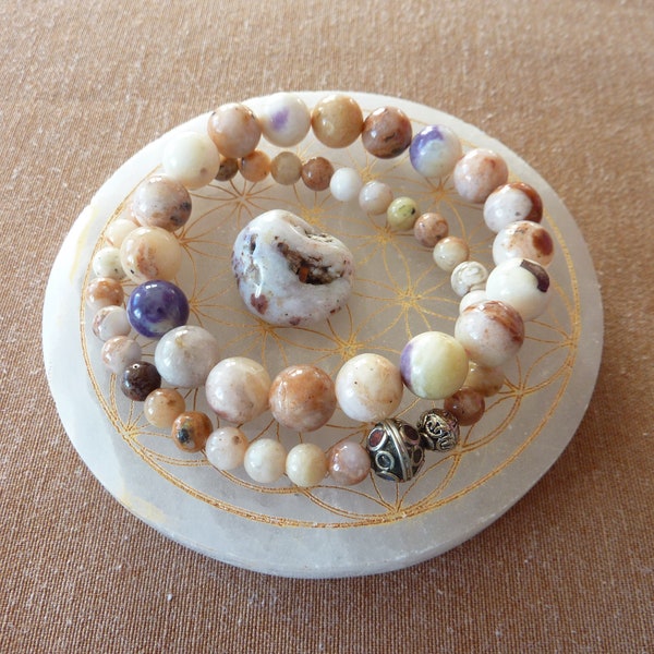 Bracelet d'opale violette et perles ethniques - douceur et détente, lâcher le passé, retrouver l'espoir