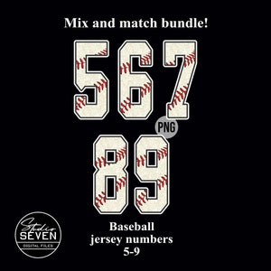 Peut inclure: Un ensemble de cinq numéros de maillot de baseball, 5, 6, 7, 8 et 9, avec un motif de couture de baseball. Les numéros sont blancs avec des coutures rouges et sont sur un fond noir. Le texte "Mix and match bundle!" et "Baseball jersey numbers 5-9" est également inclus dans l'image.